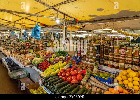 Obst, Gemüse und lokale Spezialitäten auf dem Markt von Trogir, Kroatien, Europa | Obst, Gemüse und lokale Produkte auf dem Markt in Trogir, Croa Stockfoto