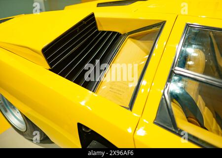 Gelb lamborghini countach lp400, italienischer Automobilhersteller Lamborghini von 1974 bis 1978, Automobil-Popkultur Nostalgie, Volkswagen Grou Stockfoto