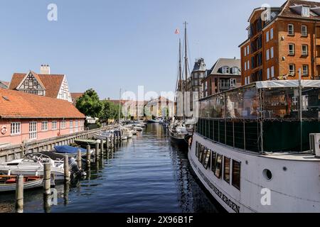 Kopenhagen, Dänemark. Mai 2024. Die Boote liegen im Bezirk Christianshavn in Kopenhagen an. Kopenhagen belegt bei der Mercer Quality of Living Survey 2023 weltweit den vierten Platz. Eine stabile Wirtschaft, ausgezeichnete Bildungsangebote und hohe soziale Sicherheit machen es für Einheimische und Touristen attraktiv. Kopenhagen ist auch eine der teuersten Städte der Welt und ein beliebtes Touristenziel. (Credit Image: © Volha Shukaila/SOPA Images via ZUMA Press Wire) NUR REDAKTIONELLE VERWENDUNG! Nicht für kommerzielle ZWECKE! Stockfoto