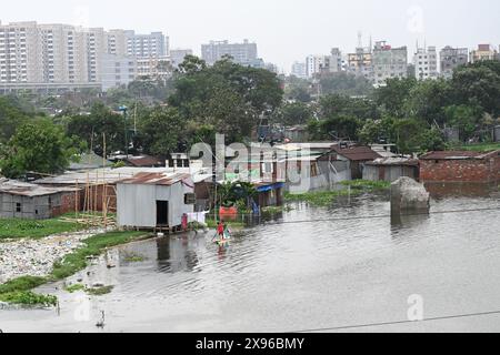 Überflutete Slum-Häuser werden nach starken Regenfällen gesehen, nachdem der Zyklon Remal am 29. Mai 2024 im Balumath-Slum in Dhaka, Bangladesch, landete Stockfoto