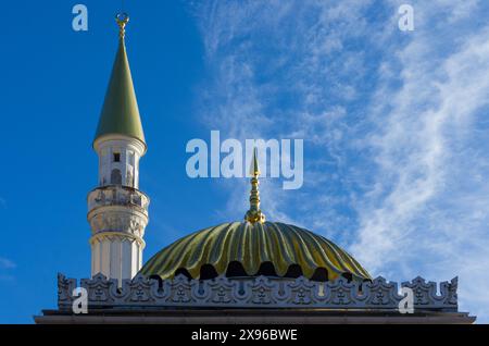 Stilisiertes Minarett und vergoldete Kuppel im türkischen Bad (Zarskoje Selo, St. Petersburg, Russland) Stockfoto