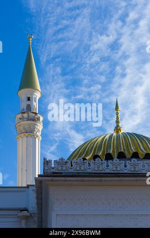 Der Turm des Minaretts und die vergoldete Kuppel auf dem Hintergrund eines wunderschönen Wolkenhimmels (Zarskoje Selo, St. Petersburg, Russland) Stockfoto