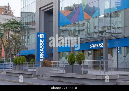 Skopje, Nordmakedonien - 23. Oktober 2023: Sparkasse Bank modernes Glasgebäude in der Vasil Iljoski Straße im Stadtzentrum von Hauptstadt. Stockfoto