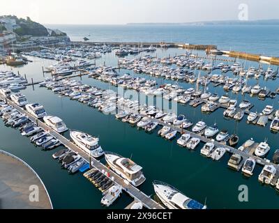 Blick aus der Vogelperspektive auf Torquay Marina und Hafen in Torbay, der englischen Riviera mit Berry Head im Hintergrund Stockfoto