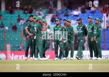 Bangladeschische Spieler sehen auf dem Bildschirm nach dem dritten T20-Spiel gegen Simbabwe im Zahur Ahmed Chowdhury Stadiu Stockfoto