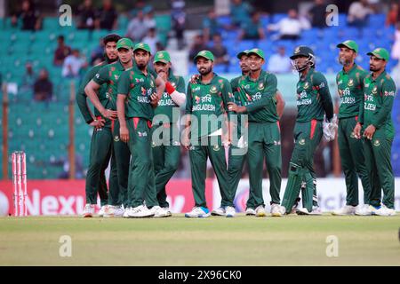 Bangladeschische Spieler sehen auf dem Bildschirm nach dem dritten T20-Spiel gegen Simbabwe im Zahur Ahmed Chowdhury Stadiu Stockfoto