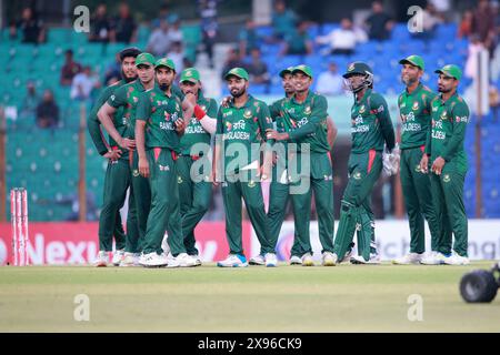 Bangladeschische Spieler sehen auf dem Bildschirm nach dem dritten T20-Spiel gegen Simbabwe im Zahur Ahmed Chowdhury Stadiu Stockfoto