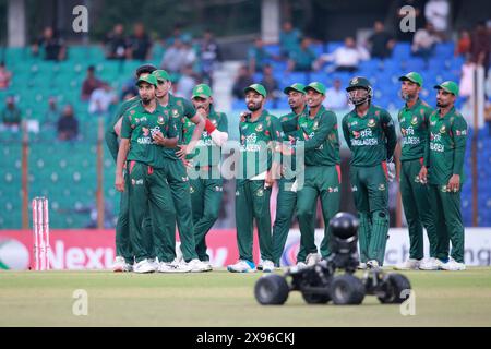 Bangladeschische Spieler sehen auf dem Bildschirm nach dem dritten T20-Spiel gegen Simbabwe im Zahur Ahmed Chowdhury Stadiu Stockfoto