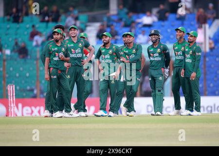 Bangladeschische Spieler sehen auf dem Bildschirm nach dem dritten T20-Spiel gegen Simbabwe im Zahur Ahmed Chowdhury Stadiu Stockfoto