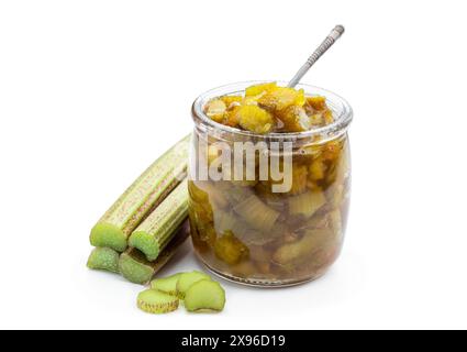 Hausgemachte Rhabarbermarmelade im Glas mit rohem Rhabarberstiel isoliert auf weiß Stockfoto