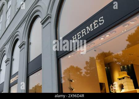 Das Hermes-Logo ist im Geschäft der Marke im Zentrum von Kopenhagen zu sehen. Hermès International S.A. ist ein französisches Luxusdesign-Haus. Stockfoto