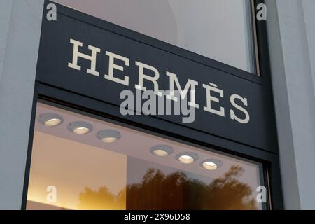 Das Hermes-Logo ist im Geschäft der Marke im Zentrum von Kopenhagen zu sehen. Hermès International S.A. ist ein französisches Luxusdesign-Haus. Stockfoto