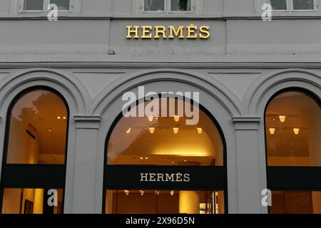 Das Hermes-Logo ist im Geschäft der Marke im Zentrum von Kopenhagen zu sehen. Hermès International S.A. ist ein französisches Luxusdesign-Haus. Stockfoto