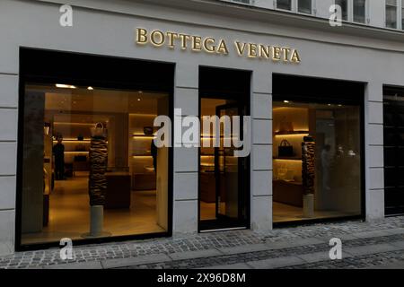 Das Bottega Veneta Logo ist auf dem Geschäft im Zentrum von Kopenhagen zu sehen. Bottega Veneta ist ein italienisches Luxusmodehaus, spezialisiert auf Fertigwaren, Handtaschen, Schuhe, Accessoires, und Schmuck. Stockfoto