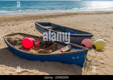 Branksome Dene Beach, Bournemouth, Großbritannien - 6. Oktober 2023: Ruderboot gefüllt mit Sand auf einem leeren Sandstrand. Stockfoto