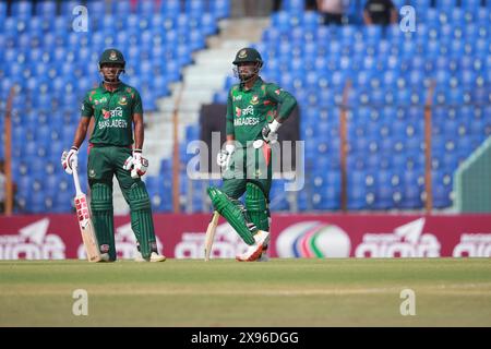 Tanzid Tamim (L) und Litton Kumar das beim dritten T20-Spiel gegen Simbabwe im Zahur Ahmed Chowdhury Stadium, Sagorika, Chattogram Stockfoto