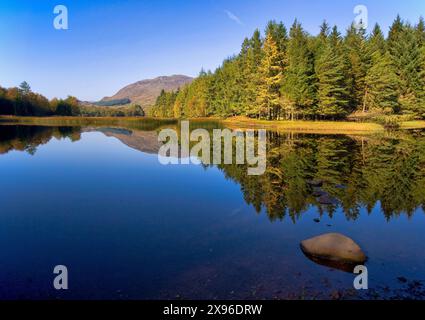 Friedliche Herbstszene auf Loch Lubhair, Perthshire Stockfoto