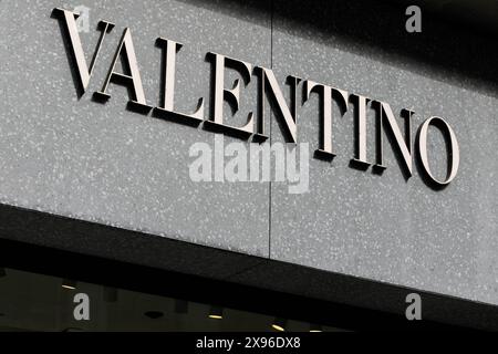 Kopenhagen, Dänemark. Mai 2024. Das Valentino-Logo ist auf dem Geschäft im Zentrum von Kopenhagen zu sehen. Valentino ist ein italienisches Luxusmodehaus. (Foto: Volha Shukaila/SOPA Images/SIPA USA) Credit: SIPA USA/Alamy Live News Stockfoto