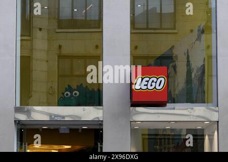 Kopenhagen, Dänemark. Mai 2024. Das LEGO Logo ist im Store im Zentrum von Kopenhagen zu sehen. Die LEGO Group ist ein dänisches Bauspielzeugunternehmen mit Sitz in Billund, Dänemark. (Foto: Volha Shukaila/SOPA Images/SIPA USA) Credit: SIPA USA/Alamy Live News Stockfoto