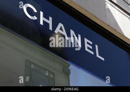 Kopenhagen, Dänemark. Mai 2024. Das Chanel-Logo ist auf dem Geschäft im Zentrum von Kopenhagen zu sehen. Chanel ist ein französisches Luxusmodehaus, das sich auf Damenmode, Luxusartikel und Accessoires spezialisiert hat. (Foto: Volha Shukaila/SOPA Images/SIPA USA) Credit: SIPA USA/Alamy Live News Stockfoto