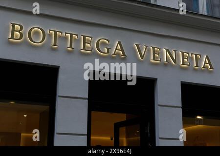 Das Bottega Veneta Logo ist auf dem Geschäft im Zentrum von Kopenhagen zu sehen. Bottega Veneta ist ein italienisches Luxusmodehaus, spezialisiert auf Fertigwaren, Handtaschen, Schuhe, Accessoires, und Schmuck. (Foto: Volha Shukaila / SOPA Images/SIPA USA) Stockfoto