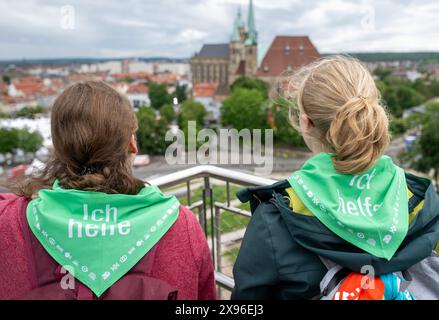 Erfurt, Deutschland. Mai 2024. Helfer des 103. Deutschen Katholischen Tages schauen sich vor der Eröffnung den Dom in Erfurt an. 20.000 Teilnehmer aus ganz Deutschland werden an der fünftägigen christlichen Versammlung erwartet. Bis Sonntag sind rund 500 Veranstaltungen geplant. Das biblische Motto des Katholikentages lautet: "Die Zukunft gehört dem Menschen des Friedens". Quelle: Hendrik Schmidt/dpa/Alamy Live News Stockfoto