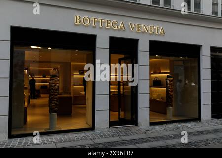 Kopenhagen, Dänemark. Mai 2024. Das Bottega Veneta Logo ist auf dem Geschäft im Zentrum von Kopenhagen zu sehen. Bottega Veneta ist ein italienisches Luxusmodehaus, spezialisiert auf Fertigwaren, Handtaschen, Schuhe, Accessoires, und Schmuck. (Credit Image: © Volha Shukaila/SOPA Images via ZUMA Press Wire) NUR REDAKTIONELLE VERWENDUNG! Nicht für kommerzielle ZWECKE! Stockfoto