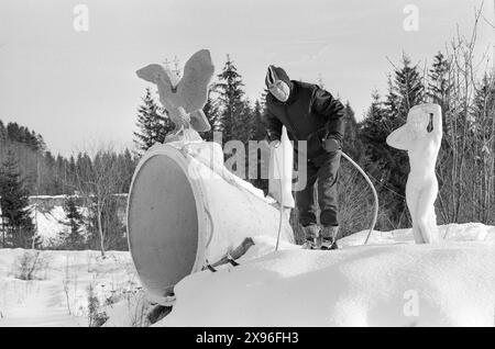 Aktuell 11 - 4 - 1971: Hestegal Bilmann. Bilsakkyndig Reidar Vendkvern PA Hamar KOM i 1960 ut med en kempesuksess av en bok i Mini-Format. Den het «Trafikantens katekismus». SIST jul KOM han med en ny bok, den Handlet om hest. Vendkvern Holder Sg i Formular. Han går på Ski hver søndag, han kjører også slalåm, noe han begynte med da han var 59 år, og han møter opp til gymnastikk to ganger ukentlig. Ihr er han med sine staver Utenfor sitt hjem. Foto: Ivar Aaserud / aktuell / NTB ***Foto er ikke bildebehandlet*** dieser Bildtext wird automatisch übersetzt Stockfoto