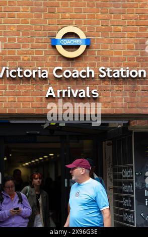 Menschen kommen am Victoria Coach Station in London an, da von den Bahnfahrern aufgrund der Arbeitskampfmaßnahmen erwartet wird, dass sie alternative Strecken nutzen. Stockfoto