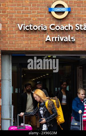 Menschen kommen am Victoria Coach Station in London an, da von den Bahnfahrern aufgrund der Arbeitskampfmaßnahmen erwartet wird, dass sie alternative Strecken nutzen. Stockfoto