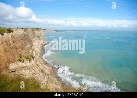 Riesige Tonklippen entlang der Küste von Cape Kidnappers Neuseeland. Stockfoto