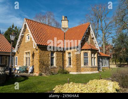 Das alte Torhaus der Lodge für Burton Hall mit weiß bemalten kunstvoll geschnitzten Holzgiebeln, Burton Lazars, Melton Mowbray, Leicestershire, England, UK Stockfoto