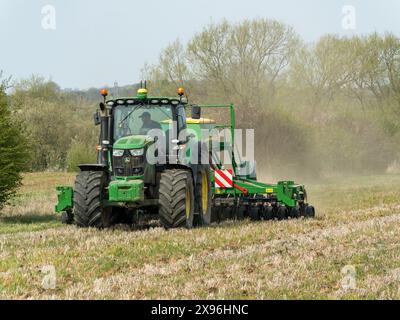 Großer, grüner John Deere 620R-Traktor, der John Deere 750 Einscheiben-Öffner und Bohrmaschine der Serie Pro zieht, in Leicestershire Farm Field, England, Großbritannien Stockfoto