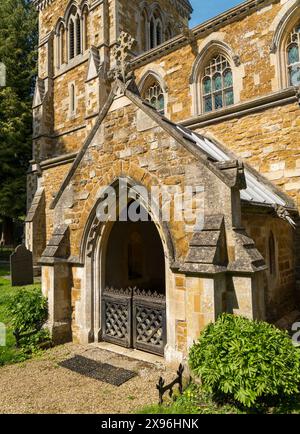 Die Eingangspassage der wunderschönen Pfarrkirche St. James im Dorf Little Dalby, Leicestershire, England, Großbritannien. Stockfoto