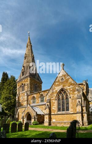 Die wunderschöne Pfarrkirche St. James im Dorf Little Dalby mit blauem Himmel oben in Leicestershire, England, Großbritannien. Stockfoto