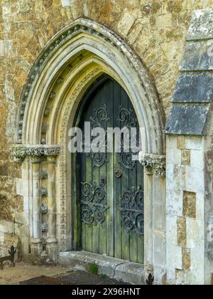 Alte, kunstvoll verzierte Kirchentür mit gotischen Bögen und mit Fleuron dekorierten Scharnieren St James Church, Little Dalby, Leicestershire, England, Großbritannien Stockfoto