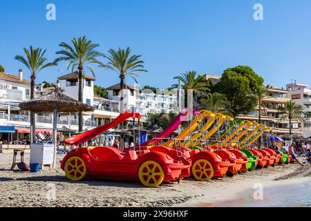 Tretboote oder Tretboote mit Rutschen am Strand von Peguera, Paguera, Mallorca, Balearen, Spanien, Europa Stockfoto