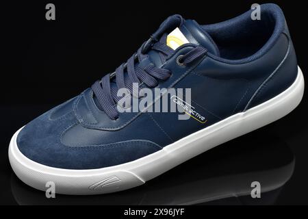 Camel Active Blue Leder Herrenschuhe Bridge Model Bekleidung auf Schwarz Stockfoto