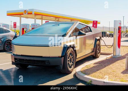 White Hills, Arizona - 14. April 2024: Laden des Tesla Cybertruck an einer Supercharger Station Stockfoto