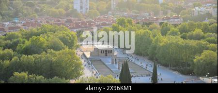 Madrid, Spanien - 14. April 2024. Luftaufnahme des egyptianTemplo de Debod (Tempel von Debod). Stockfoto