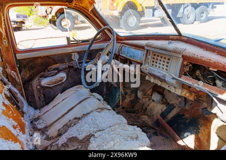 Nelson, Nevada - 15. April 2024: In einem verlassenen Chrysler-Auto mit deutlichen Anzeichen von Verfall und Vernachlässigung Stockfoto