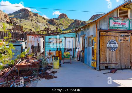 Nelson, Nevada - 15. April 2024: Alte verwitterte Holzgarage vor einer verlassenen Goldmine mit verrosteten Werkzeugen Stockfoto