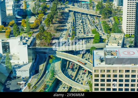 Los Angeles, Kalifornien - 12. April 2024: Downtown Los Angeles vom Vantage Point of a Skyscraper auf der W 7th Street aus gesehen. Stockfoto