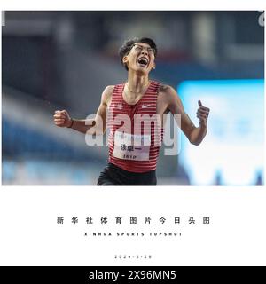 Peking, China. Mai 2024. Xu Zhuoyi aus China feiert, nachdem er das 110-m-Hürdenfinale der Männer beim National Athletics Grand Prix 2024 (5.) im südwestlichen China Chongqing am 29. Mai 2024 gewonnen hat. Quelle: Huang Wei/Xinhua/Alamy Live News Stockfoto