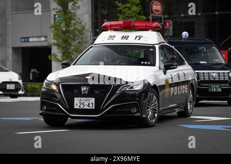 Tokio, Japan. Mai 2024. Japanisches Polizeiauto, das sich während des Dienstes bewegte. (Foto: Stanislav Kogiku/SOPA Images/SIPA USA) Credit: SIPA USA/Alamy Live News Stockfoto