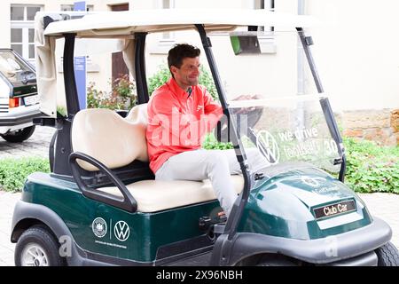 Blankenhain, Deutschland. Mai 2024. Fußball: Nationalmannschaft, Vorbereitung auf die Heimmeisterschaft, Besuch des Präsidenten der DFB-Mannschaft. Thomas Müller fährt einen Golfwagen. Quelle: Federico Gambarini/dpa/Alamy Live News Stockfoto