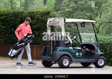 Blankenhain, Deutschland. Mai 2024. Fußball: Nationalmannschaft, Vorbereitung auf die Heimmeisterschaft, Besuch des Präsidenten der DFB-Mannschaft. Thomas Müller geht zum Golfwagen mit Golfausrüstung. Quelle: Federico Gambarini/dpa/Alamy Live News Stockfoto