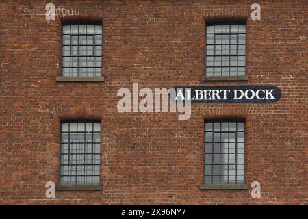 England, Liverpool - 01. Januar 2024: Ziegelfassade am Albert Dock. Stockfoto