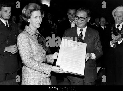 1982 Bruxelles Archivio Storico Olycom/Lapresse Fabiola de Mora y Aragon (Madrid, 11 giugno 1928 - Laeken, 5 dicembre 2014) è stata regina consorte dei Belgi dal 1960 al 1993, come moglie di Re Baldovino. Dopo la morte del marito divenne nota come 'regina Fabiola del Belgio', Avenue passato il titolo di 'Regina dei Belgi' alla cognata Paola Ruffo di Calabria, consorte di Alberto II del Belgio. Nella Foto: Fabiola de Mora y Aragon del Belgio visita i feriti del attentato nel quartiere Ebreo di Borgerhout al’ospedale di Erasme auf dem Foto: Fabiola de Mora y Aragon von Belgien besucht die Verwundeten Stockfoto