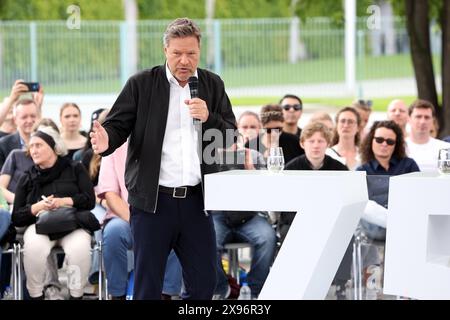 Dr. Robert Habeck, Vizekanzler und Bundesminister für Wirtschaft und Klimaschutz, nehmen am Demokratiefest Teil Stockfoto
